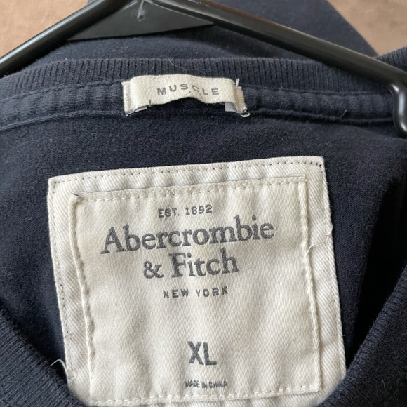 V neck - Picture 2 of 3